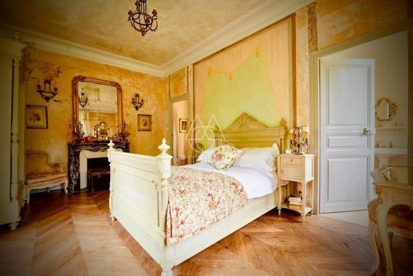 Beau château du XVIIIe siècle avec dépendances, incluant une salle de réception, situé dans l'Orne.