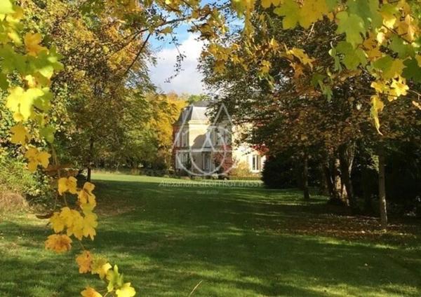 Beau château du XVIIIe siècle avec dépendances, incluant une salle de réception, situé dans l'Orne.