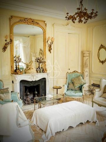 Beau château du XVIIIe siècle avec dépendances, incluant une salle de réception, situé dans l'Orne.