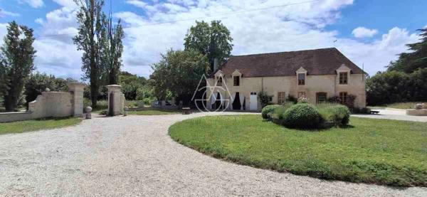 Beau château du XVIIIe siècle avec dépendances, incluant une salle de réception, situé dans l'Orne.