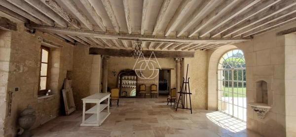 Beau château du XVIIIe siècle avec dépendances, incluant une salle de réception, situé dans l'Orne.
