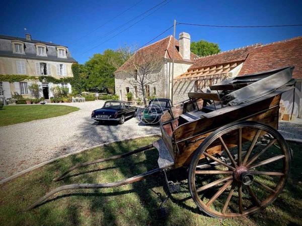 Beau château du XVIIIe siècle avec dépendances, incluant une salle de réception, situé dans l'Orne.