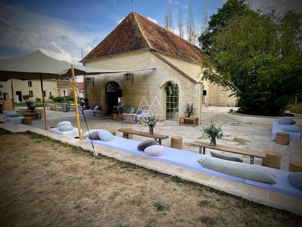 Beau château du XVIIIe siècle avec dépendances, incluant une salle de réception, situé dans l'Orne.