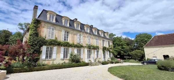 Beau château du XVIIIe siècle avec dépendances, incluant une salle de réception, situé dans l'Orne.