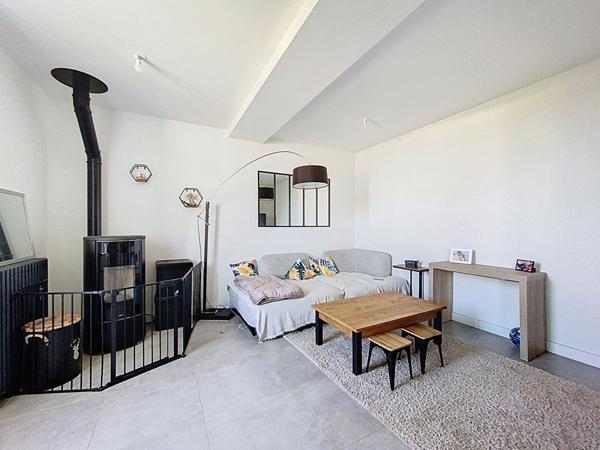 A vendre, maison ancienne rénovée au coeur de Tiercé , commerces, écoles à pieds,3 chambres dont une en rez-de-chaussée, mezzanine, cuisine aménagée équipée ouverte sur le séjour, préau, terasse et jardin clos. Possibilité d'une quatrième chambre.