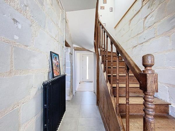 A vendre, maison ancienne rénovée au coeur de Tiercé , commerces, écoles à pieds,3 chambres dont une en rez-de-chaussée, mezzanine, cuisine aménagée équipée ouverte sur le séjour, préau, terasse et jardin clos. Possibilité d'une quatrième chambre.