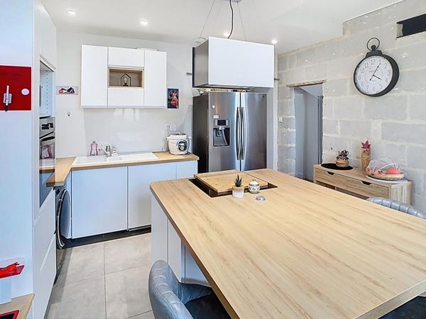 A vendre, maison ancienne rénovée au coeur de Tiercé , commerces, écoles à pieds,3 chambres dont une en rez-de-chaussée, mezzanine, cuisine aménagée équipée ouverte sur le séjour, préau, terasse et jardin clos. Possibilité d'une quatrième chambre.