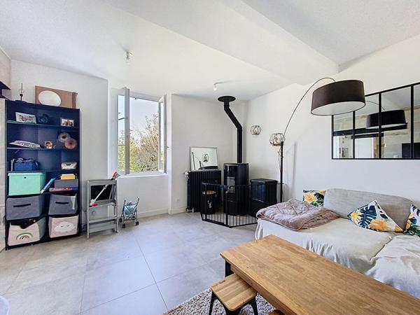 A vendre, maison ancienne rénovée au coeur de Tiercé , commerces, écoles à pieds,3 chambres dont une en rez-de-chaussée, mezzanine, cuisine aménagée équipée ouverte sur le séjour, préau, terasse et jardin clos. Possibilité d'une quatrième chambre.