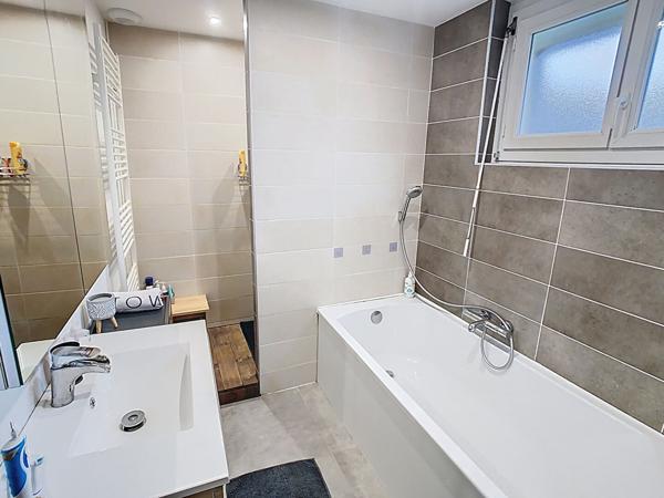 A vendre, maison ancienne rénovée au coeur de Tiercé , commerces, écoles à pieds,3 chambres dont une en rez-de-chaussée, mezzanine, cuisine aménagée équipée ouverte sur le séjour, préau, terasse et jardin clos. Possibilité d'une quatrième chambre.