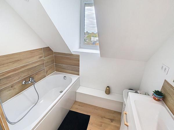 A vendre, maison ancienne rénovée au coeur de Tiercé , commerces, écoles à pieds,3 chambres dont une en rez-de-chaussée, mezzanine, cuisine aménagée équipée ouverte sur le séjour, préau, terasse et jardin clos. Possibilité d'une quatrième chambre.