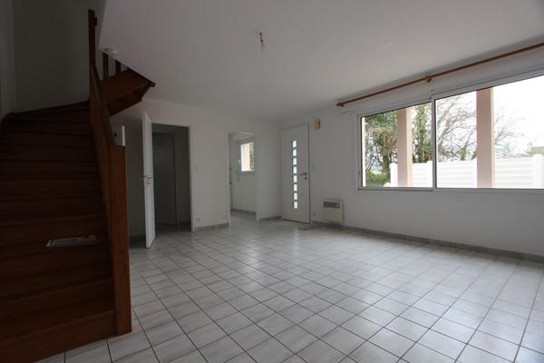 À PLUGUFFAN, CÔTÉ PLOMELIN, UNE MAISON DE TYPE 4 AVEC TERRASSE & GARAGE. -