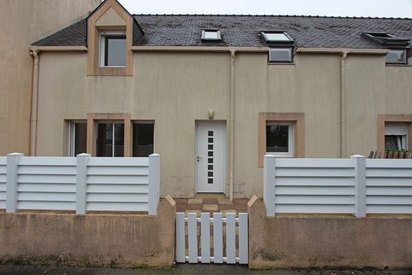 À PLUGUFFAN, CÔTÉ PLOMELIN, UNE MAISON DE TYPE 4 AVEC TERRASSE & GARAGE. -