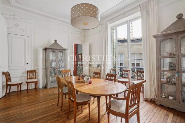 BORDEAUX JARDIN PUBLIC : Magnifique appartement 5 chambres, 1 extérieur, 1 garage en location