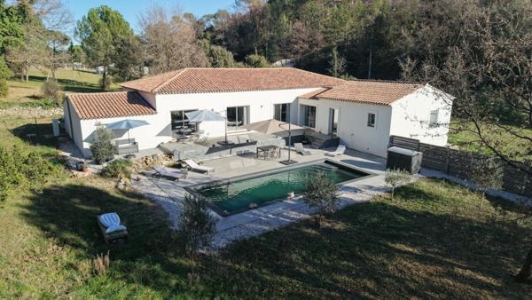 Villa plain pied de 193m2 + piscine sur 2.5 hectares de terrain,  sans vis-à-vis.