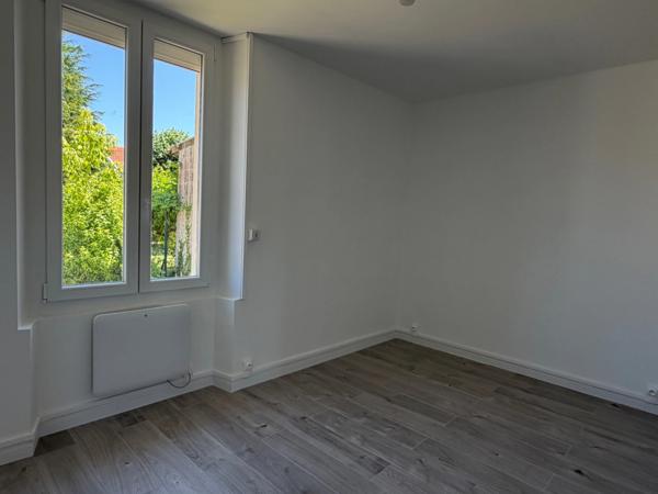 PAVILLON DE PLAIN PIED, 2 CHAMBRES, GARAGE ET JARDIN CLOS