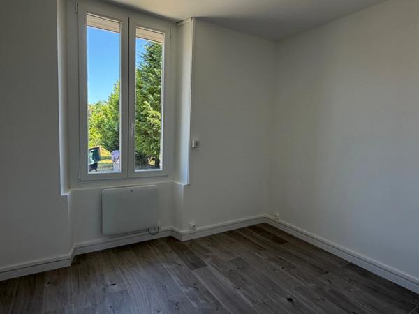 PAVILLON DE PLAIN PIED, 2 CHAMBRES, GARAGE ET JARDIN CLOS