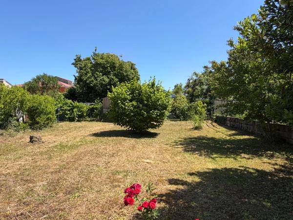 PAVILLON DE PLAIN PIED, 2 CHAMBRES, GARAGE ET JARDIN CLOS