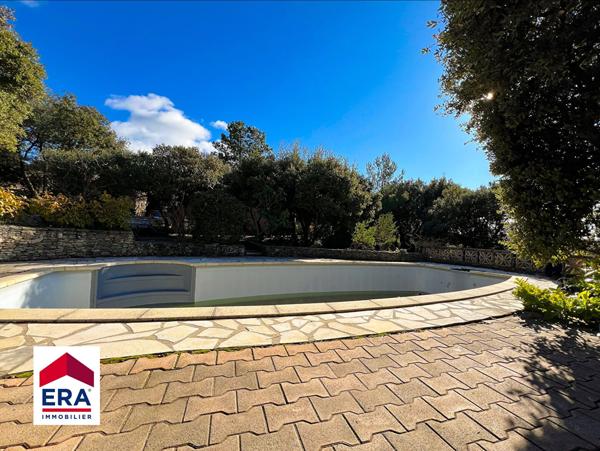 Villa avec jardin et piscine