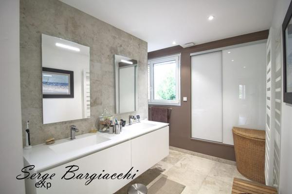 MAISON INDIVIDUELLE  230m², 3 niveaux, 6 chambres