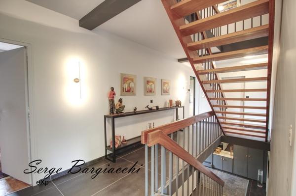 MAISON INDIVIDUELLE  230m², 3 niveaux, 6 chambres