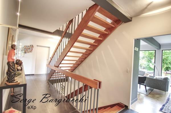 MAISON INDIVIDUELLE  230m², 3 niveaux, 6 chambres