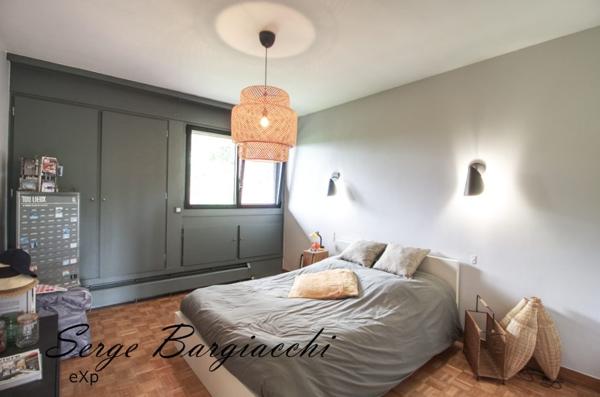 MAISON INDIVIDUELLE  230m², 3 niveaux, 6 chambres