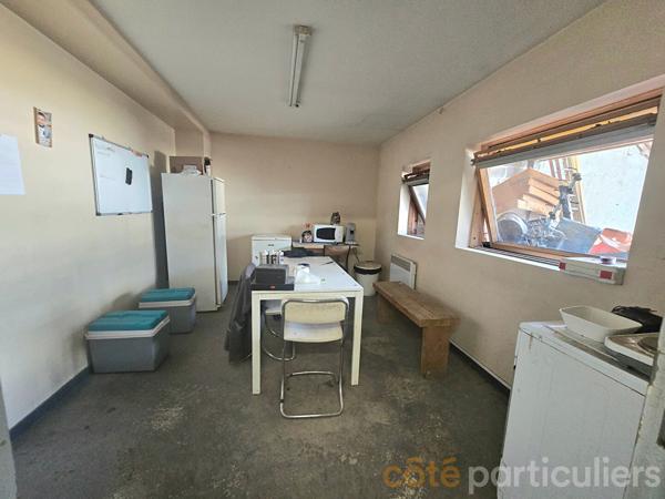 Location
                Local d'activité349 m² - Tours (37000)