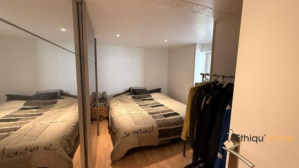 Maison divisée en deux appartements destinés à la location.