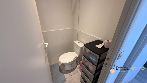Maison divisée en deux appartements destinés à la location.