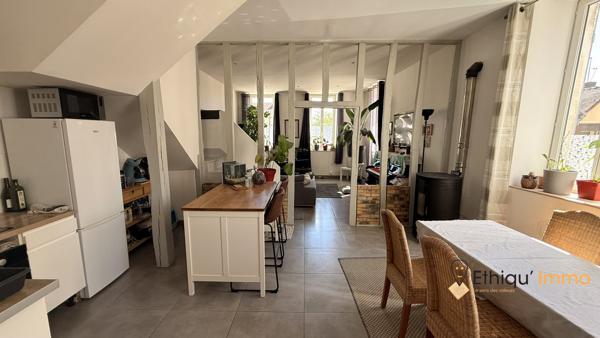Maison divisée en deux appartements destinés à la location.