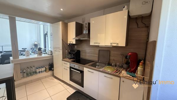 Maison divisée en deux appartements destinés à la location.