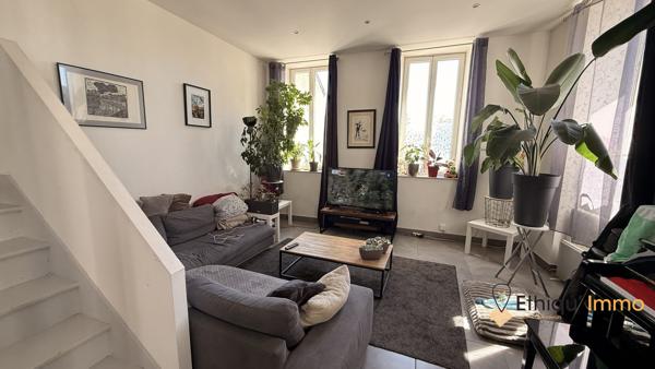 Maison divisée en deux appartements destinés à la location.