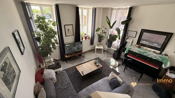 Maison divisée en deux appartements destinés à la location.