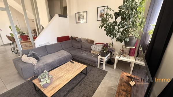 Maison divisée en deux appartements destinés à la location.