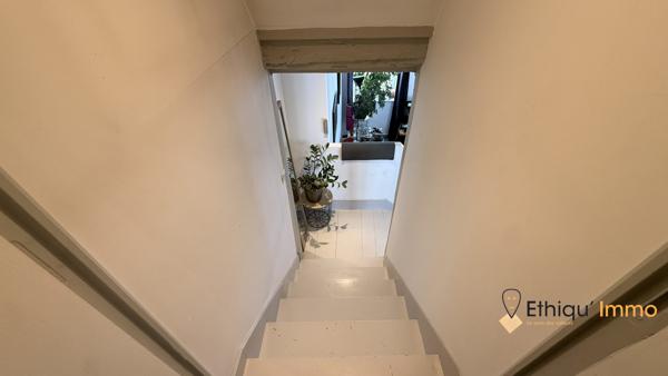 Maison divisée en deux appartements destinés à la location.