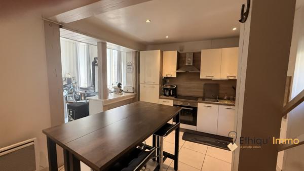 Maison divisée en deux appartements destinés à la location.