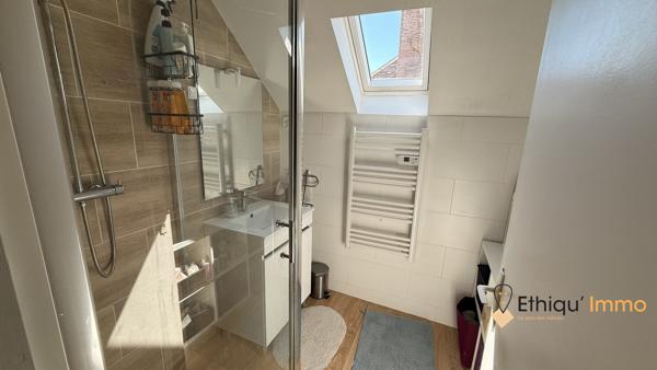 Maison divisée en deux appartements destinés à la location.