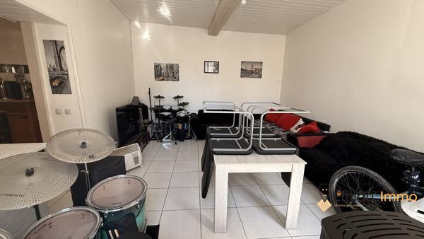 Maison divisée en deux appartements destinés à la location.