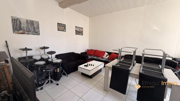 Maison divisée en deux appartements destinés à la location.