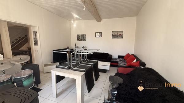Maison divisée en deux appartements destinés à la location.