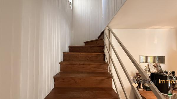 Maison divisée en deux appartements destinés à la location.
