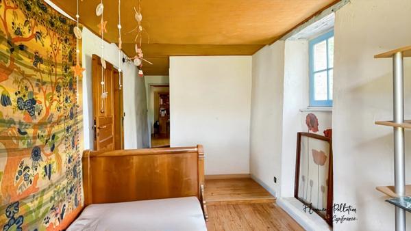 A vendre ancienne métairie 182 m² habitables et 350 m² d’atelier sur environ 4560 m² de terrain arboré