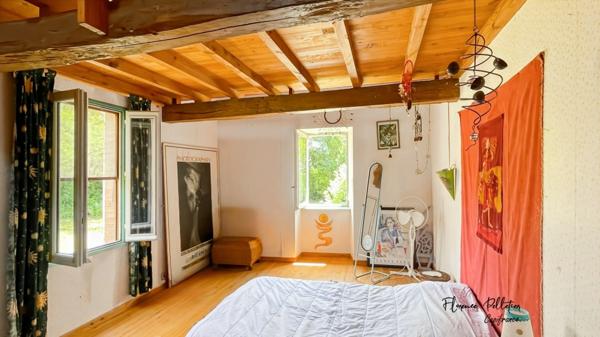 A vendre ancienne métairie 182 m² habitables et 350 m² d’atelier sur environ 4560 m² de terrain arboré