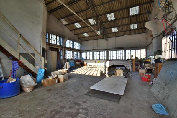 Terrain de 2000 m avec entrepôt de 190 m²