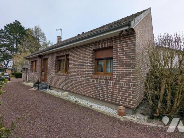 MAISON INDIVIDUELLE DE PLAIN-PIED AVEC GARAGE ET BEAU JARDIN comprenant : hall d'entrée, salle ...