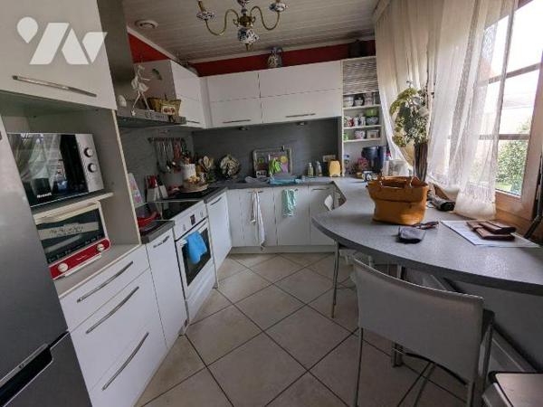 MAISON INDIVIDUELLE DE PLAIN-PIED AVEC GARAGE ET BEAU JARDIN comprenant : hall d'entrée, salle ...