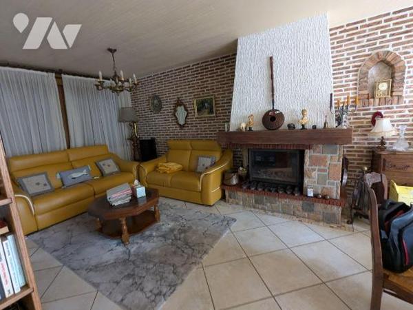 MAISON INDIVIDUELLE DE PLAIN-PIED AVEC GARAGE ET BEAU JARDIN comprenant : hall d'entrée, salle ...