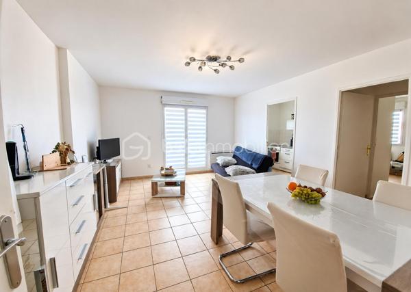 Vous recherchez un bien pour un investissement serein, sans travaux et avec des revenus déjà en place ?
Alors ce bien est fait pour vous ! 🔑

Je vous invite à découvrir cet appartement T3 situé dans une résidence sécurisée, offrant un cadre agréable et pratique.

L’appartement est propre, bien entretenu et ne nécessite aucun travaux. Il dispose également d’un balcon et d'une place de parking.

💰 Vendu avec locataire en place jusqu’en 2028
📈 Bonne rentabilité locative
🌿 Balcon
🚗 Place de parking
🔐 Résidence sécurisée
🛠️ Aucun travaux à prévoir

📞 Pour plus d’informations sur la rentabilité et organiser une visite, contactez moi !