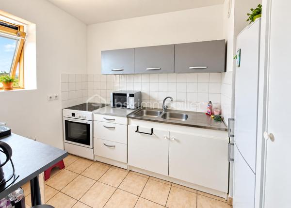 Vous recherchez un bien pour un investissement serein, sans travaux et avec des revenus déjà en place ?
Alors ce bien est fait pour vous ! 🔑

Je vous invite à découvrir cet appartement T3 situé dans une résidence sécurisée, offrant un cadre agréable et pratique.

L’appartement est propre, bien entretenu et ne nécessite aucun travaux. Il dispose également d’un balcon et d'une place de parking.

💰 Vendu avec locataire en place jusqu’en 2028
📈 Bonne rentabilité locative
🌿 Balcon
🚗 Place de parking
🔐 Résidence sécurisée
🛠️ Aucun travaux à prévoir

📞 Pour plus d’informations sur la rentabilité et organiser une visite, contactez moi !