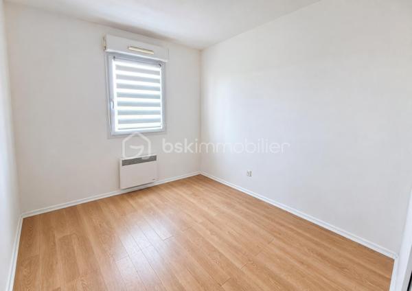 Vous recherchez un bien pour un investissement serein, sans travaux et avec des revenus déjà en place ?
Alors ce bien est fait pour vous ! 🔑

Je vous invite à découvrir cet appartement T3 situé dans une résidence sécurisée, offrant un cadre agréable et pratique.

L’appartement est propre, bien entretenu et ne nécessite aucun travaux. Il dispose également d’un balcon et d'une place de parking.

💰 Vendu avec locataire en place jusqu’en 2028
📈 Bonne rentabilité locative
🌿 Balcon
🚗 Place de parking
🔐 Résidence sécurisée
🛠️ Aucun travaux à prévoir

📞 Pour plus d’informations sur la rentabilité et organiser une visite, contactez moi !
